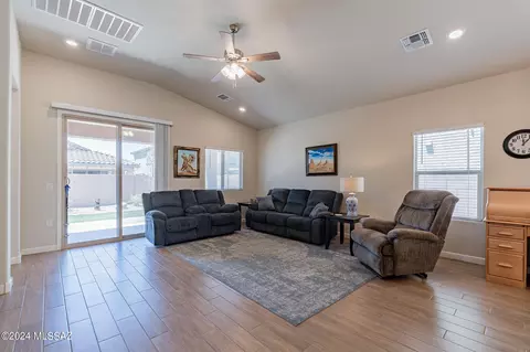 Living - 9963 N Ruby Range Trl, Marana, AZ 85653 photo 2 of 5