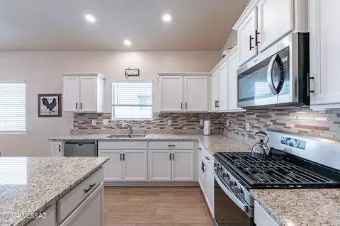 Kitchen - 9963 N Ruby Range Trl, Marana, AZ 85653 photo 3 of 6
