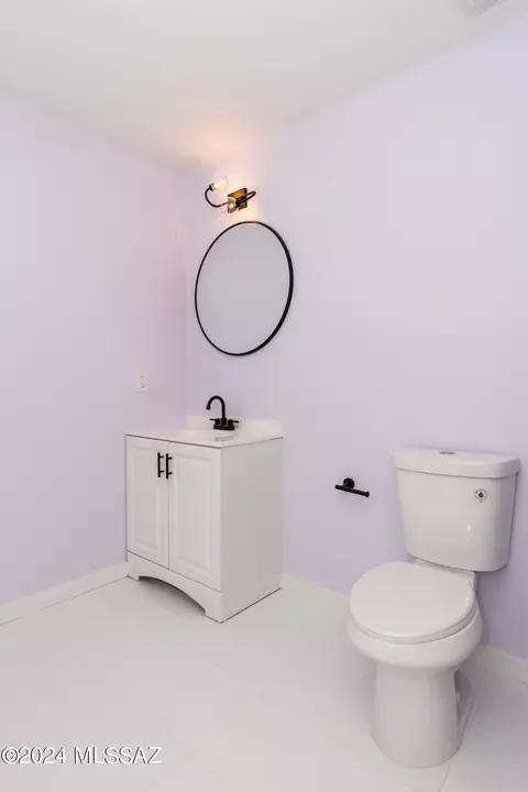 Bath - 1077 E Irwin Pl, Tucson, AZ 85719 photo 5 of 11