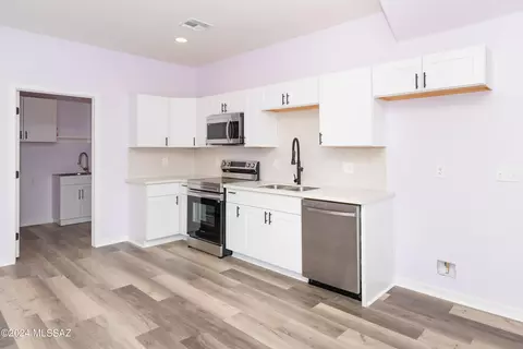 Kitchen - 1077 E Irwin Pl, Tucson, AZ 85719 photo 1 of 3