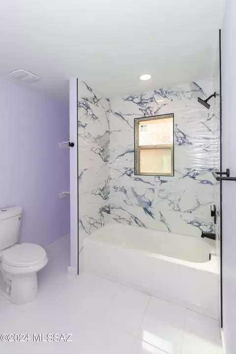 Bath - 1077 E Irwin Pl, Tucson, AZ 85719 photo 3 of 11