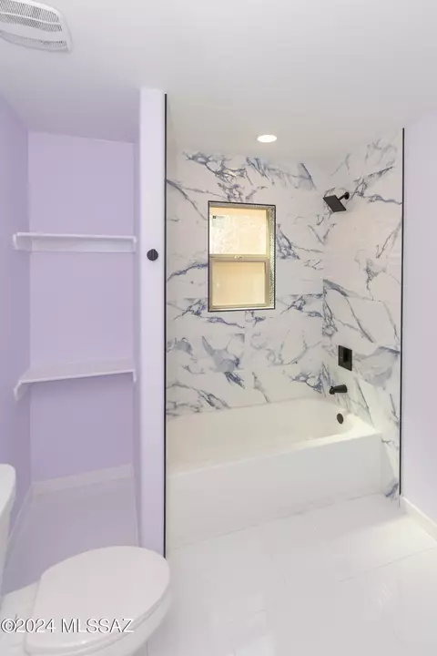 Bath - 1077 E Irwin Pl, Tucson, AZ 85719 photo 6 of 11