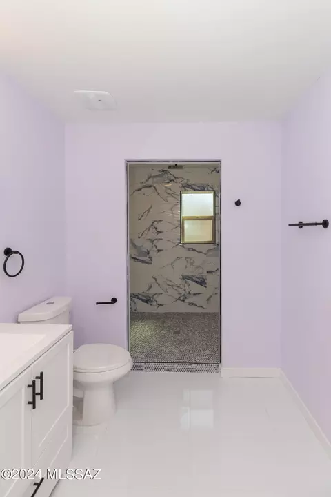Bath - 1077 E Irwin Pl, Tucson, AZ 85719 photo 7 of 11