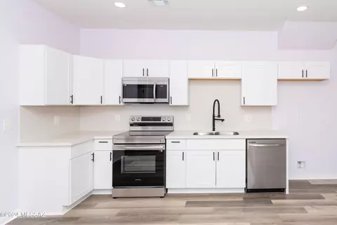 Kitchen - 1077 E Irwin Pl, Tucson, AZ 85719 photo 2 of 3