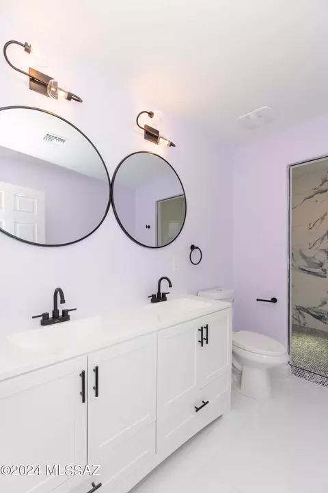 Bath - 1077 E Irwin Pl, Tucson, AZ 85719 photo 8 of 11
