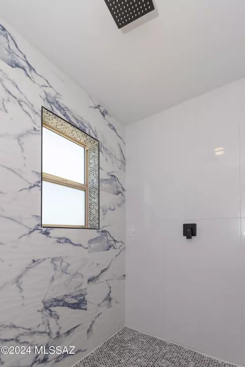 Bath - 1077 E Irwin Pl, Tucson, AZ 85719 photo 9 of 11
