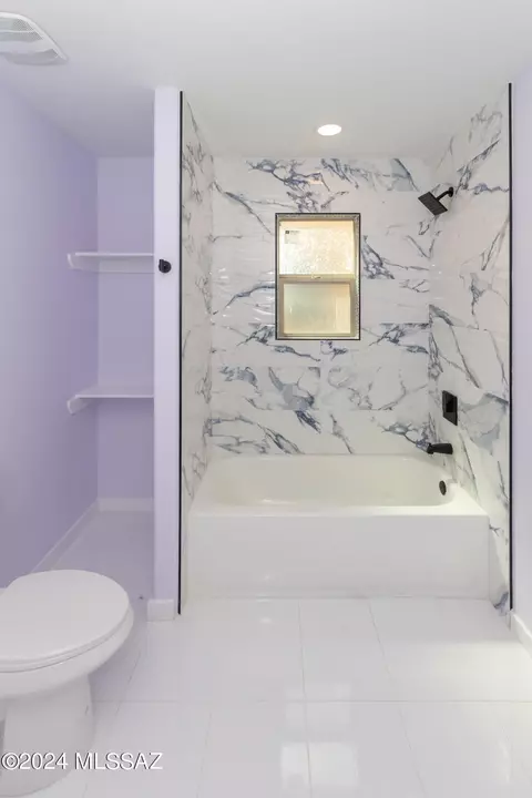 Bath - 1077 E Irwin Pl, Tucson, AZ 85719 photo 4 of 11
