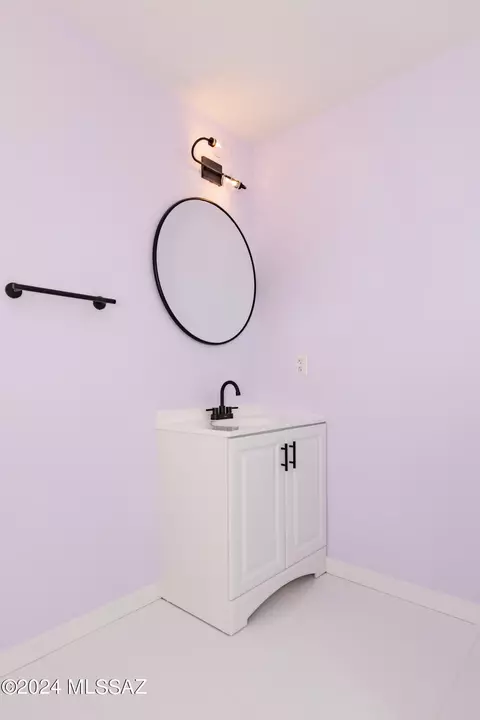 Bath - 1077 E Irwin Pl, Tucson, AZ 85719 photo 10 of 11