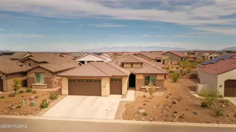 1433 E Claystone Dr, Green Valley, AZ 85614
