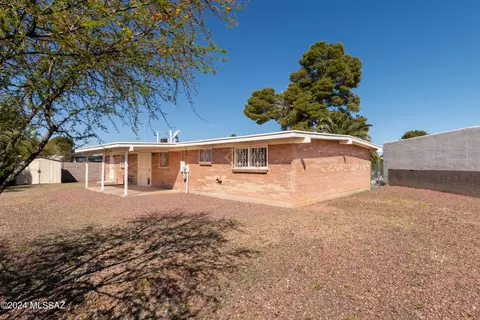 Exterior - 7840 E Hackberry Pl, Tucson, AZ 85730 photo 8 of 12