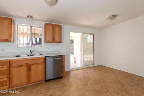 Kitchen - 7840 E Hackberry Pl, Tucson, AZ 85730 photo 7 of 7