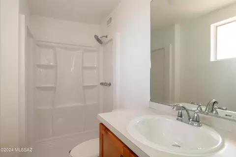 Bath - 7840 E Hackberry Pl, Tucson, AZ 85730 photo 1 of 2