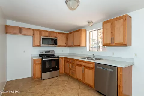 Kitchen - 7840 E Hackberry Pl, Tucson, AZ 85730 photo 4 of 7