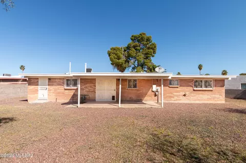 Exterior - 7840 E Hackberry Pl, Tucson, AZ 85730 photo 5 of 12