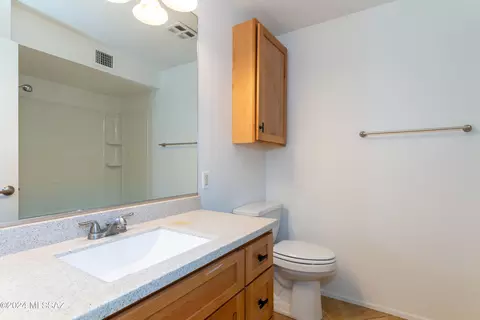 Bath - 7840 E Hackberry Pl, Tucson, AZ 85730 photo 2 of 2