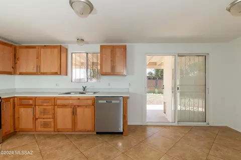 Kitchen - 7840 E Hackberry Pl, Tucson, AZ 85730 photo 6 of 7