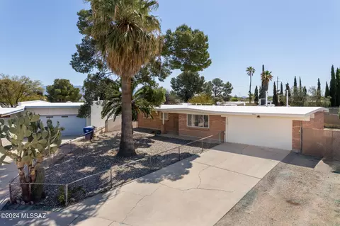 Exterior - 7840 E Hackberry Pl, Tucson, AZ 85730 photo 3 of 12