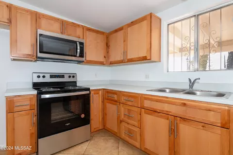 Kitchen - 7840 E Hackberry Pl, Tucson, AZ 85730 photo 5 of 7