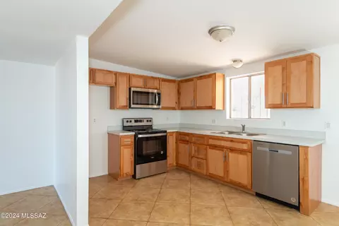 Kitchen - 7840 E Hackberry Pl, Tucson, AZ 85730 photo 3 of 7