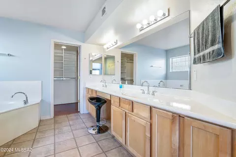 Bath - 7839 E Solace Pl, Tucson, AZ 85750 photo 2 of 5