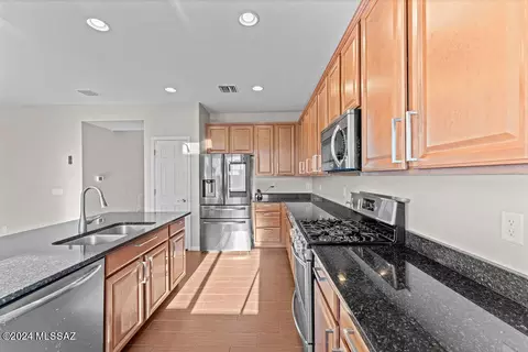Kitchen - 11311 E Squash Blossom Loop, Tucson, AZ 85747 photo 4 of 5