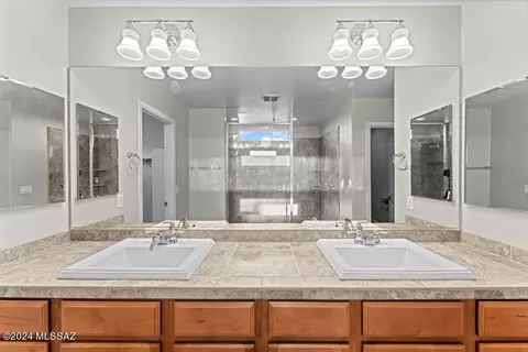 Bath - 11311 E Squash Blossom Loop, Tucson, AZ 85747 photo 4 of 5