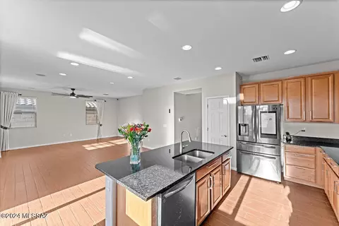Kitchen - 11311 E Squash Blossom Loop, Tucson, AZ 85747 photo 3 of 5