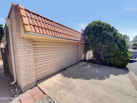 8391 E Hazeltine Ln, Tucson, AZ 85710