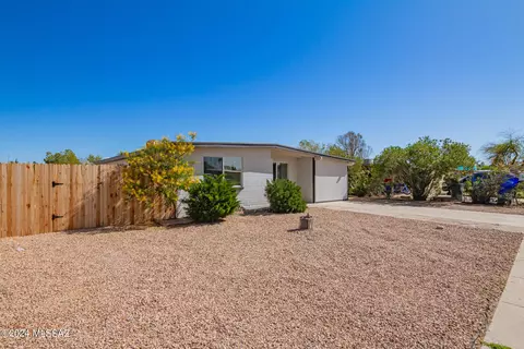 Exterior - 8610 E Ruby Dr, Tucson, AZ 85730 photo 4 of 11