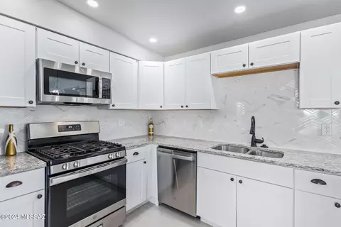 Kitchen - 8610 E Ruby Dr, Tucson, AZ 85730 photo 3 of 5