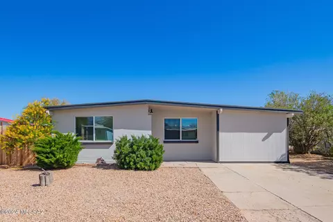 Exterior - 8610 E Ruby Dr, Tucson, AZ 85730 photo 2 of 11