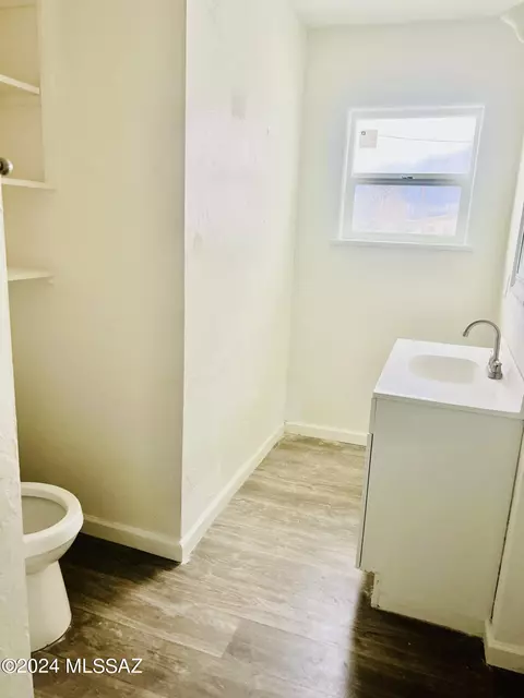 Bath - 454 S Biddle Ave, Willcox, AZ 85643 photo 2 of 4