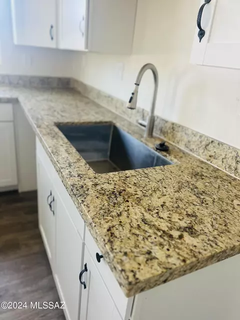 Kitchen - 454 S Biddle Ave, Willcox, AZ 85643 photo 2 of 7