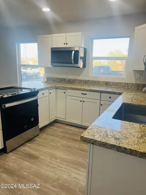 Kitchen - 454 S Biddle Ave, Willcox, AZ 85643 photo 5 of 7