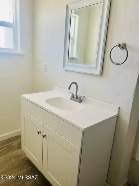 Bath - 454 S Biddle Ave, Willcox, AZ 85643 photo 1 of 4