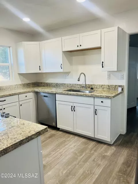 Kitchen - 454 S Biddle Ave, Willcox, AZ 85643 photo 3 of 7