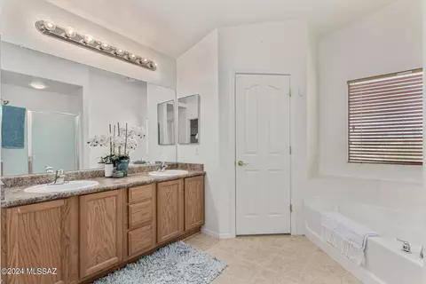 Bath - 979 S Grantham Dr, Vail, AZ 85641 photo 3 of 5