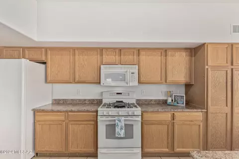 Kitchen - 979 S Grantham Dr, Vail, AZ 85641 photo 5 of 5
