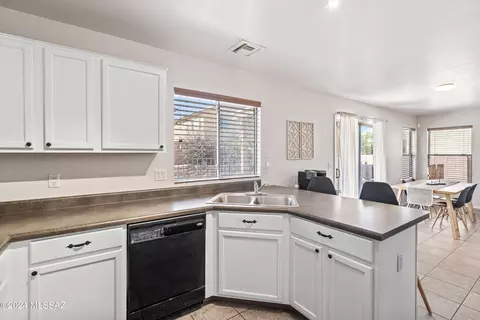 Kitchen - 4046 E Agate Knoll Dr, Tucson, AZ 85756 photo 3 of 4