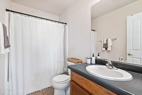 Bath - 4046 E Agate Knoll Dr, Tucson, AZ 85756 photo 4 of 4