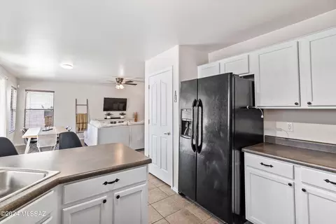 Kitchen - 4046 E Agate Knoll Dr, Tucson, AZ 85756 photo 4 of 4
