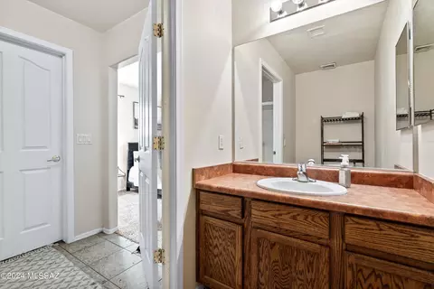 Bath - 4046 E Agate Knoll Dr, Tucson, AZ 85756 photo 3 of 4