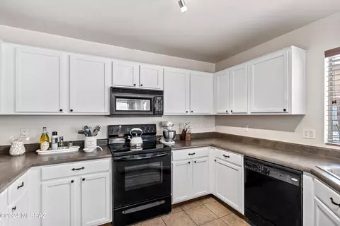 Kitchen - 4046 E Agate Knoll Dr, Tucson, AZ 85756 photo 1 of 4