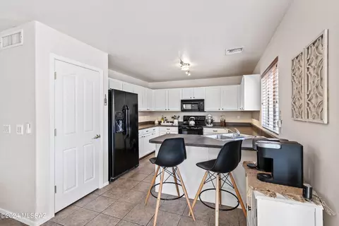 Kitchen - 4046 E Agate Knoll Dr, Tucson, AZ 85756 photo 2 of 4