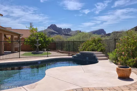 8933 N Misty Brook Dr, Tucson, AZ 85743