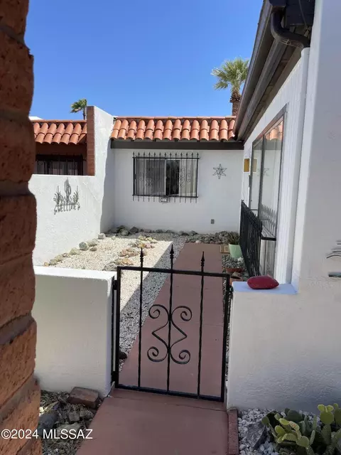317 W Camino Del Sonador, Green Valley, AZ 85614