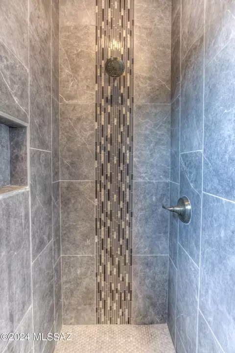 Bath - 3420 E Shade Rock Pl, Vail, AZ 85641 photo 2 of 4