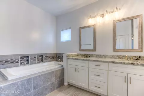 Bath - 3420 E Shade Rock Pl, Vail, AZ 85641 photo 1 of 4