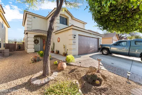 699 W Firehawk Dr, Green Valley, AZ 85614