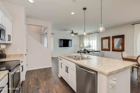 Kitchen - 6502 E Brushback Loop, Tucson, AZ 85756 photo 5 of 8